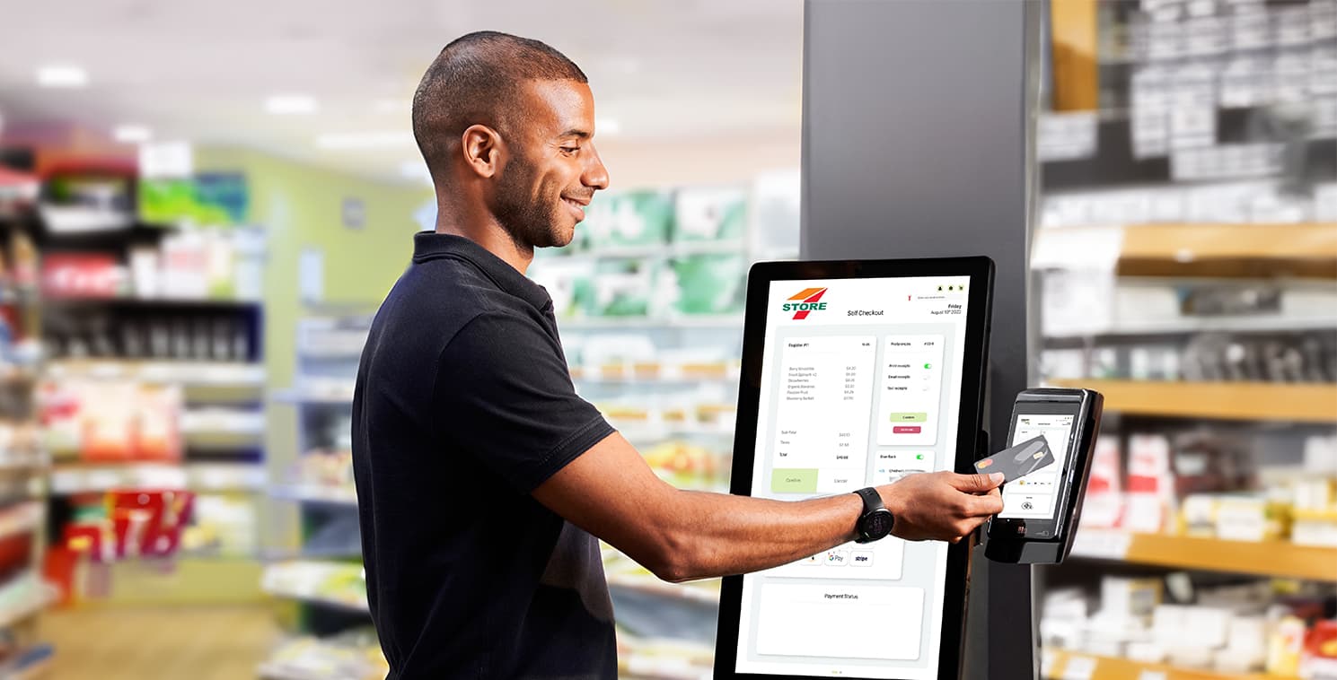 Client utilisant un écran tactile de POS mobile pour finaliser une transaction dans un commerce de proximité, illustrant l'évolution des technologies de point de vente au-delà de la caisse.